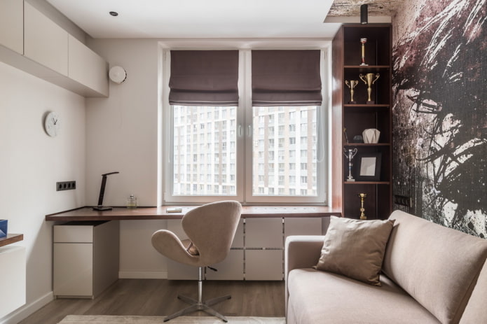 vensterbank die verandert in een bureau in het interieur