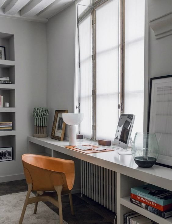 vensterbank die kan worden gebruikt als tafel op kantoor