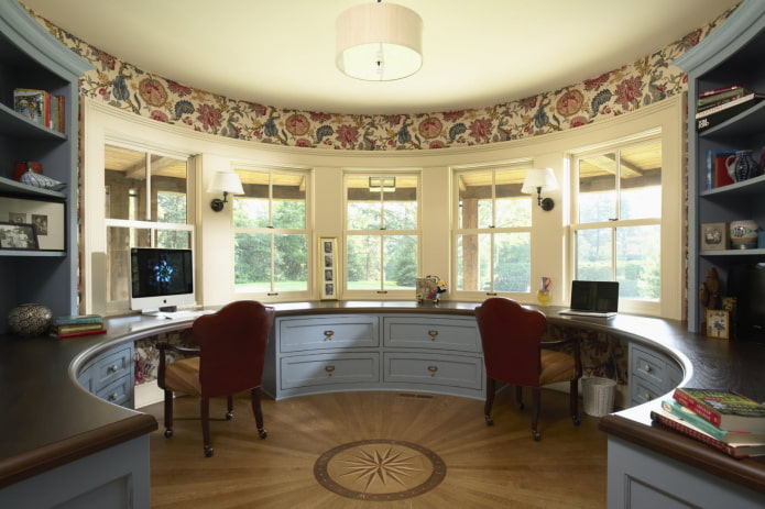 vensterbank die verandert in een halfronde tafel in het interieur