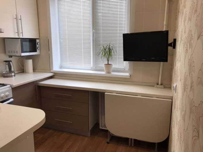 vensterbank om te klappen tot tafel in het interieur