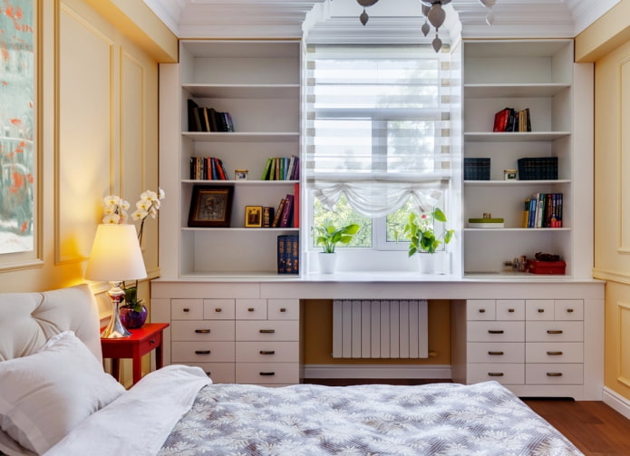 vensterbank verandert in een bureau in het interieur