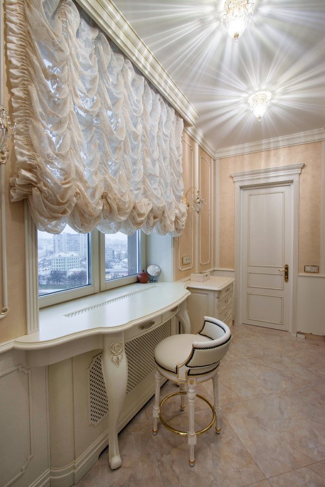 vensterbank die overgaat in een tafel in een klassieke stijl