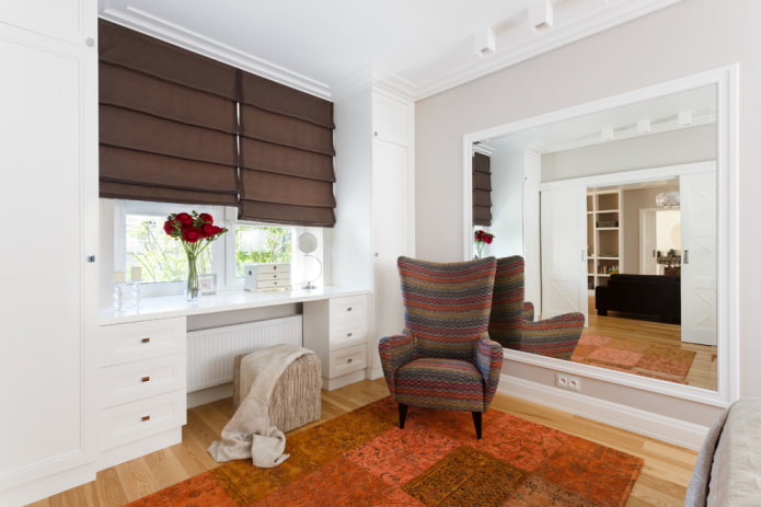 vensterbank die in het interieur als kaptafel kan worden gebruikt