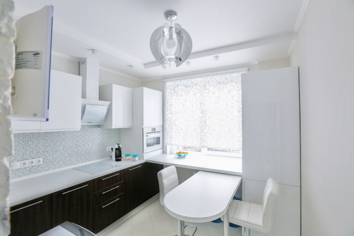 vensterbank die verandert in een eettafel in het interieur