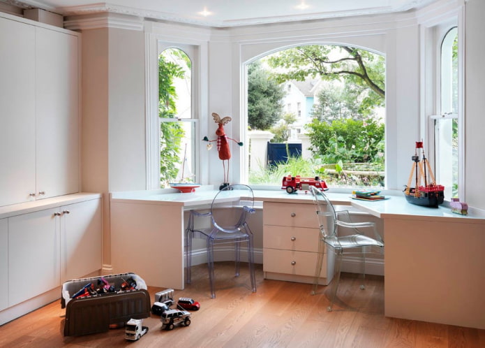 vensterbank verandert in een plastic tafel in het interieur