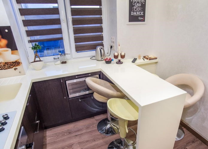 vensterbank verandert in een tafel in de vorm van een letter p in het interieur