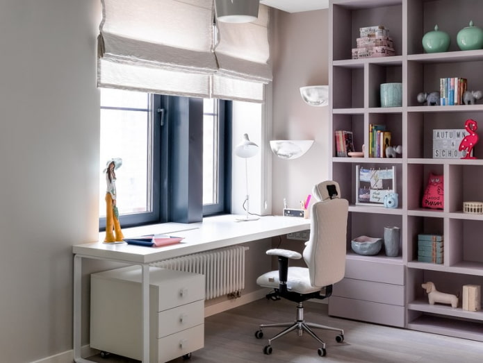tafel bij de vensterbank