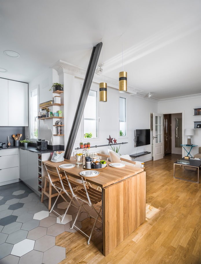 Eettafel van natuurlijk hout in de keuken