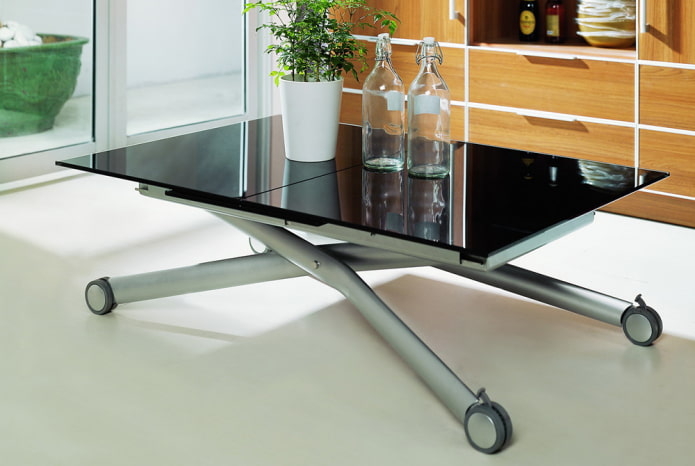 tafel met getint glas en metalen poten