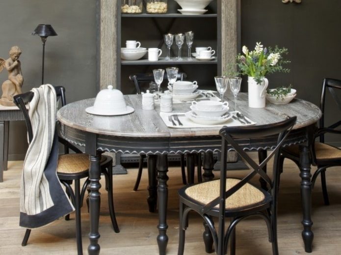 tafel in klassieke stijl met lichtgrijs tafelblad