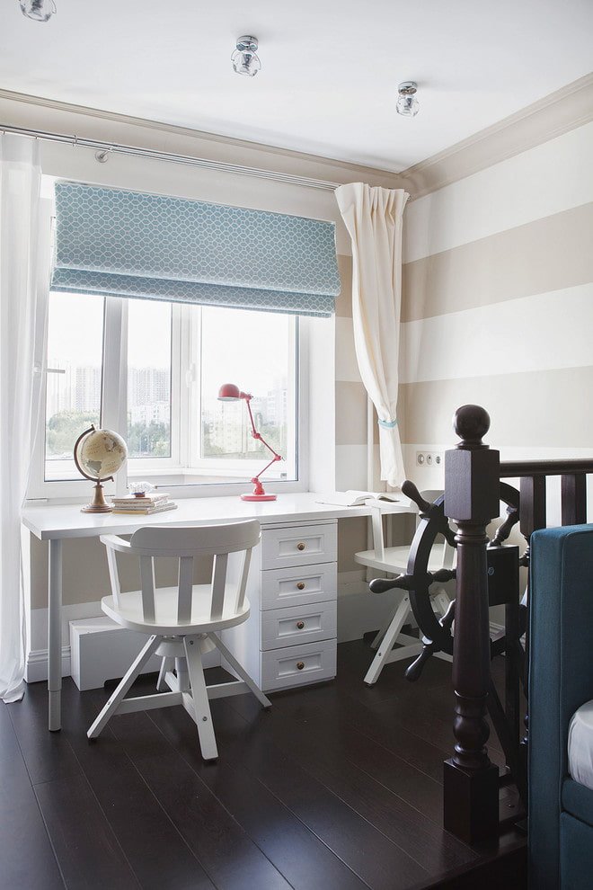 witte tafel om aan te studeren in de kinderkamer