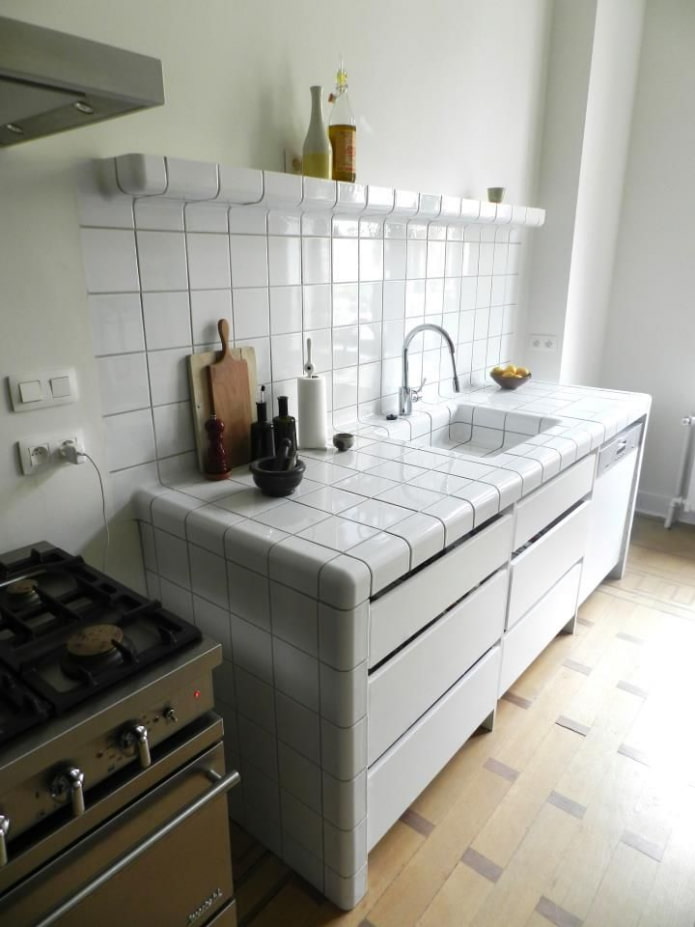 aanrechtblad van witte tegels in het interieur