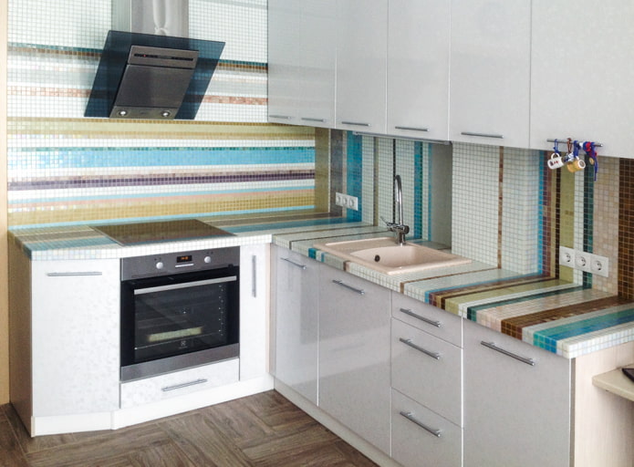 aanrechtblad van veelkleurige tegels in het interieur