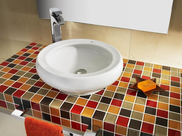 aanrechtblad van veelkleurige tegels in het interieur