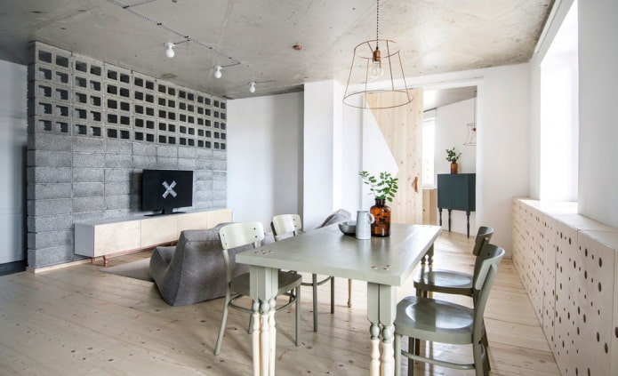 grijze tafel in het interieur in loftstijl