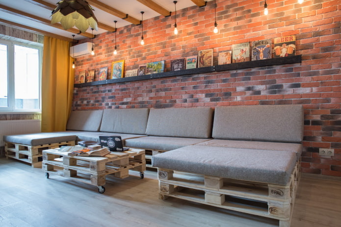 tafel van pallets in een interieur in loftstijl