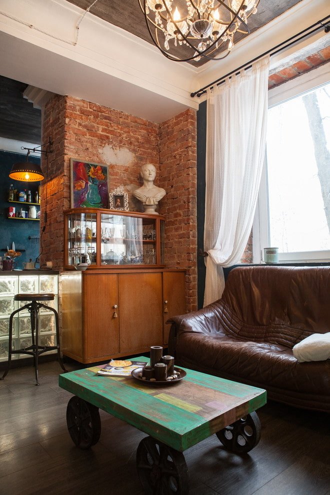 salontafel in het interieur in de loftstijl