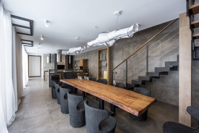 een lange tafel in een loft-interieur