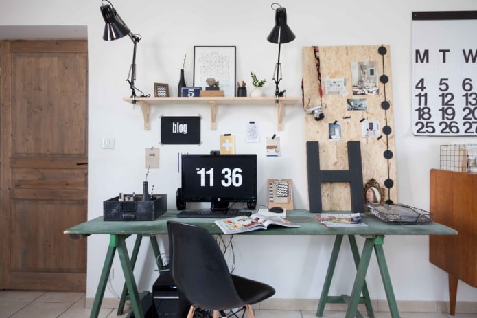 computerbureau in een loft-stijl interieur