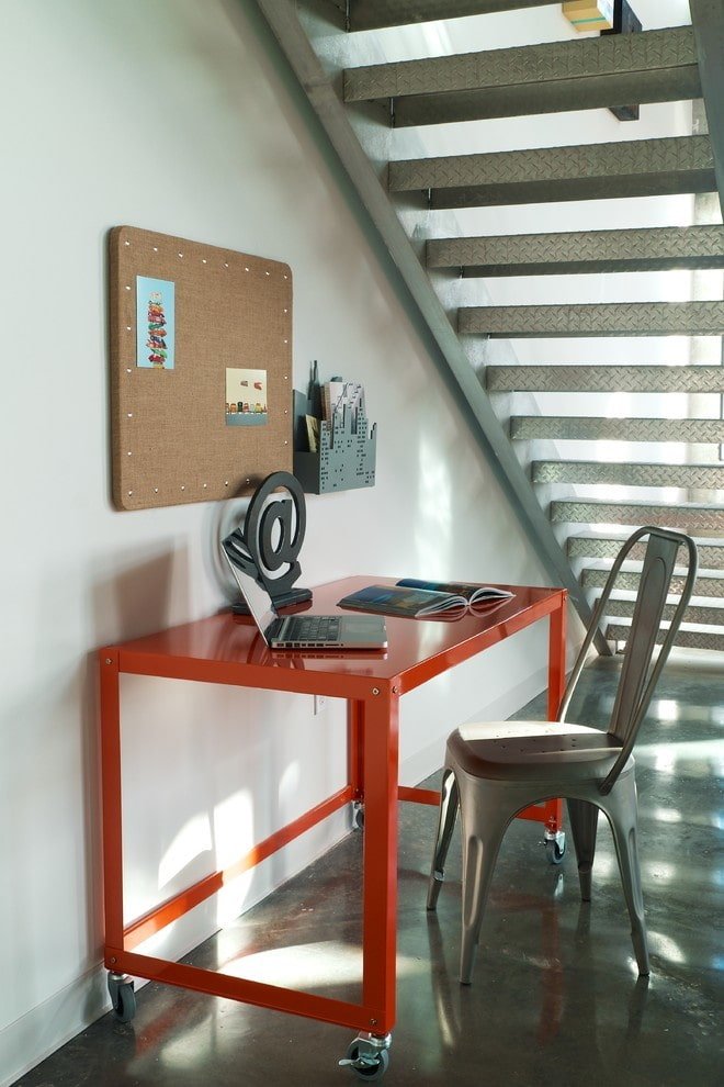 computerbureau in een loft-stijl interieur