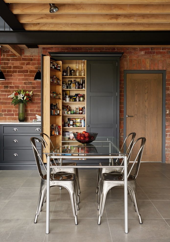 glazen tafel in het interieur in de loftstijl