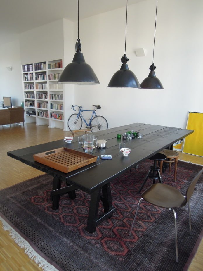 zwarte tafel in een interieur in loftstijl