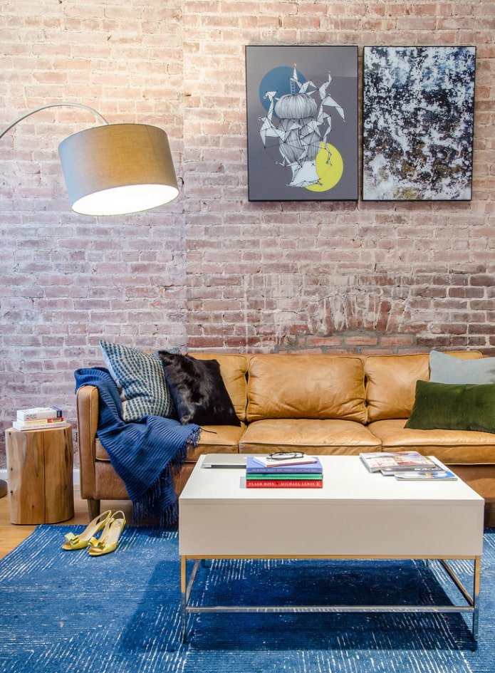 salontafel in het interieur in loftstijl