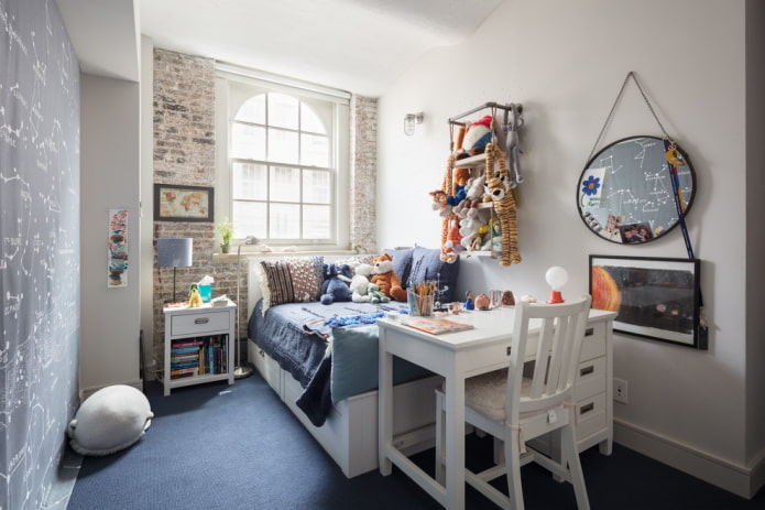 tafel in een loft-stijl kinderkamer