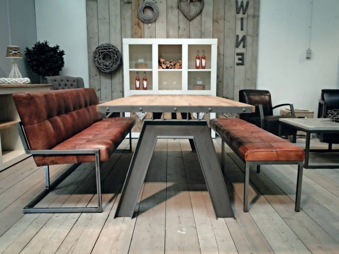 tafel met ijzeren poten in een loft-stijl