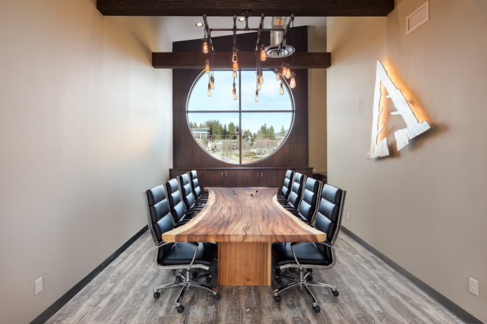 tafel met figuren in het interieur in loftstijl
