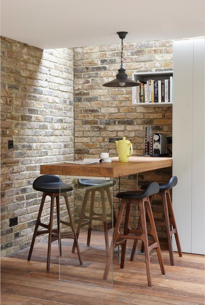 gecombineerde tafel in het interieur in de loftstijl