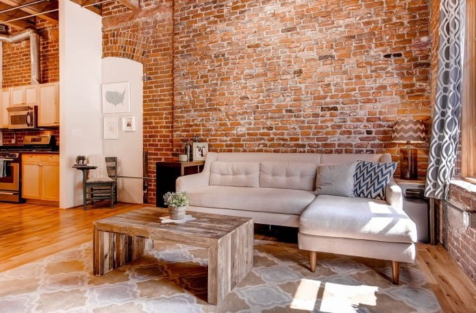 houten tafel in een loft-stijl interieur