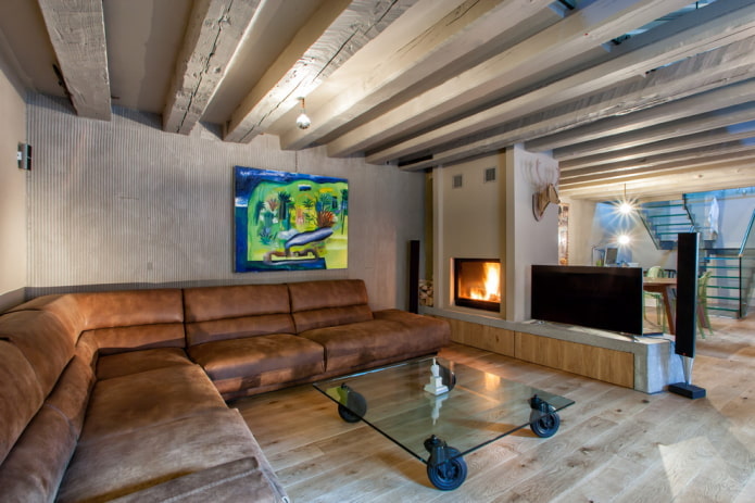tafel in het interieur van de woonkamer in de loftstijl