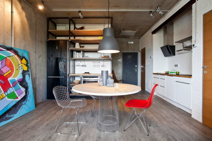 ronde tafel in het interieur in de loft-stijl