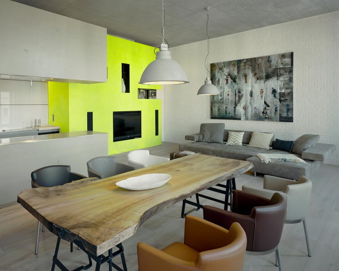 tafel met figuren in het interieur in loftstijl