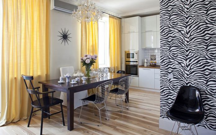laminaatvloer in het keukeninterieur