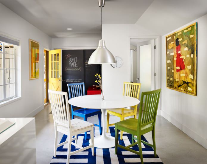 verschillende stoelen in het interieur