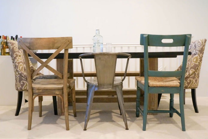 verschillende stoelen in het interieur