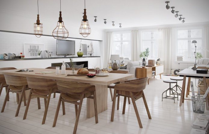 Houten stoelen in het interieur