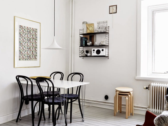 zwarte stoel in het keukeninterieur