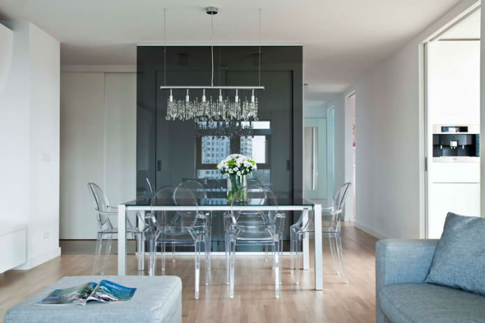 Transparante stoelen in het interieur