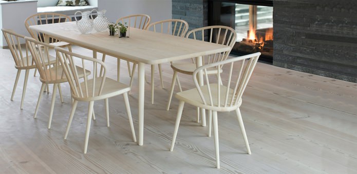 Houten stoelen in het interieur
