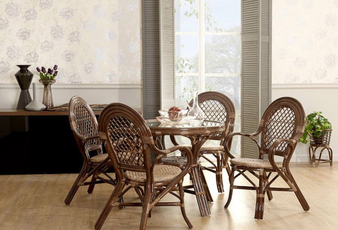 Rieten stoelen in het interieur