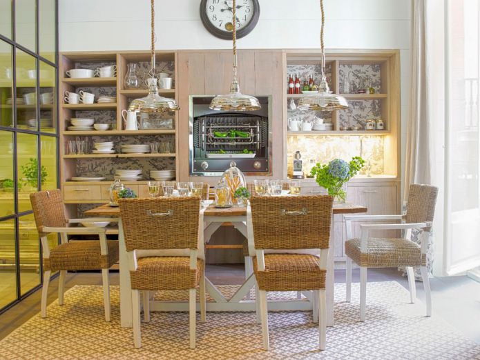 Rieten stoelen in het interieur