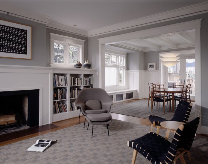 Stoelen in het interieur van de woonkamer