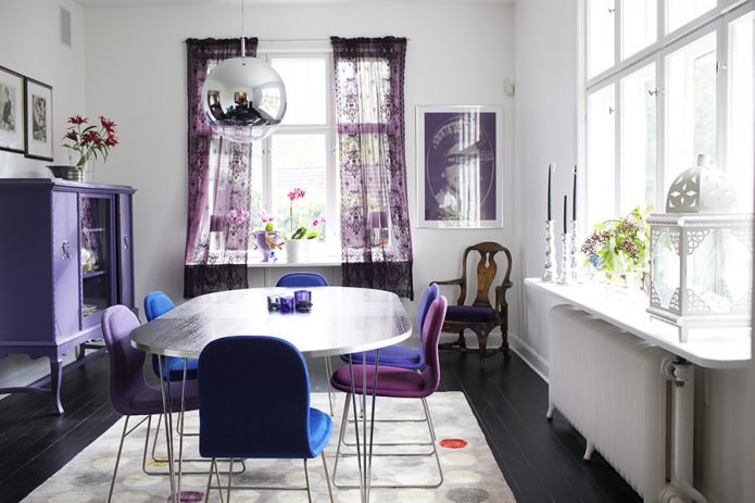 verschillende stoelen in het interieur