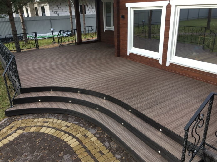 veranda van vlonder met verlichting