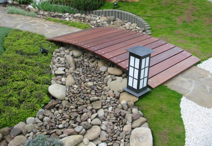 houten brug in de tuin
