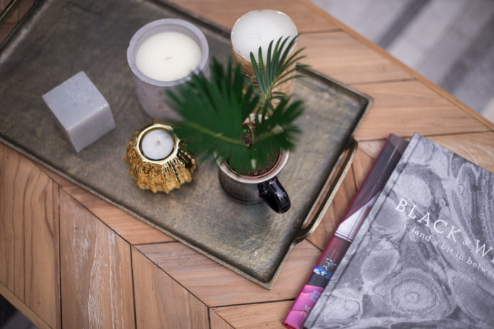 Kaarsen op een dienblad