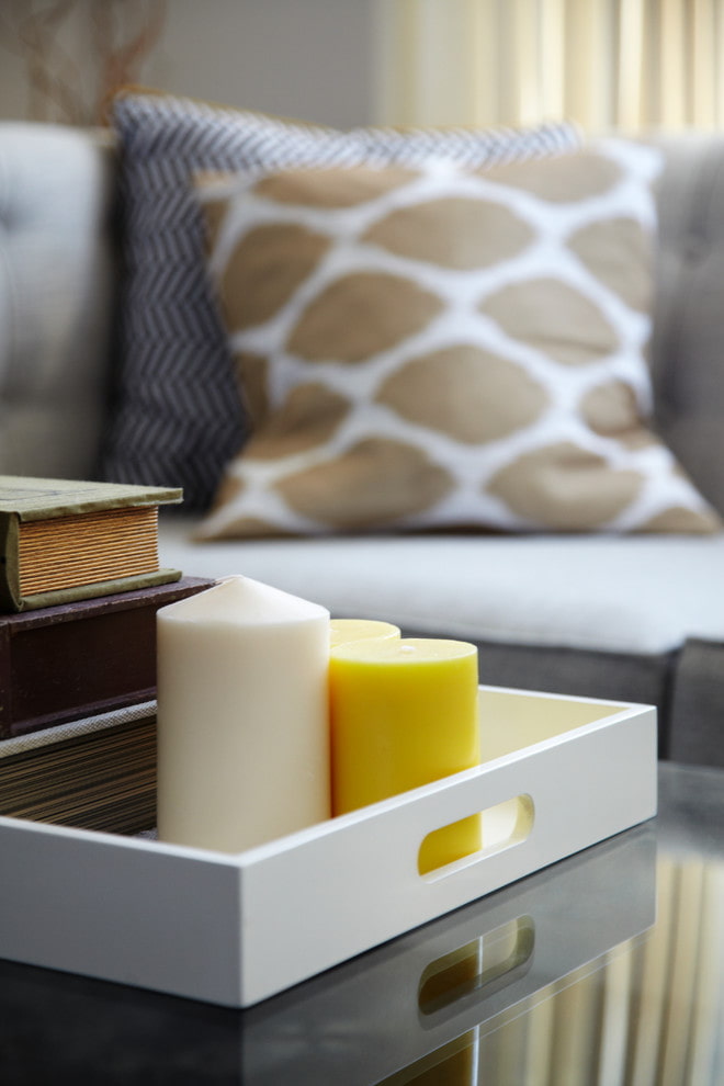 Dienblad met boeken en kaarsen